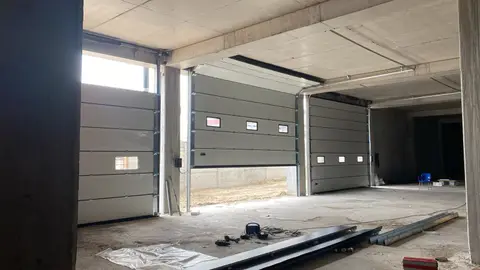 Kapalı otopark girişlerinde beyaz seksiyonel kapılar